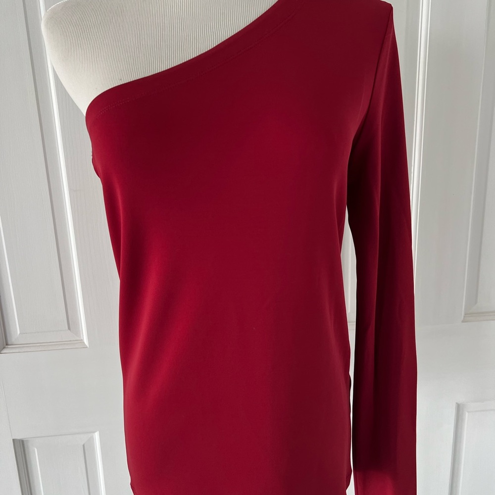 Theory NWT’s matt Jersey vermillion one shoulder blouse - size M
